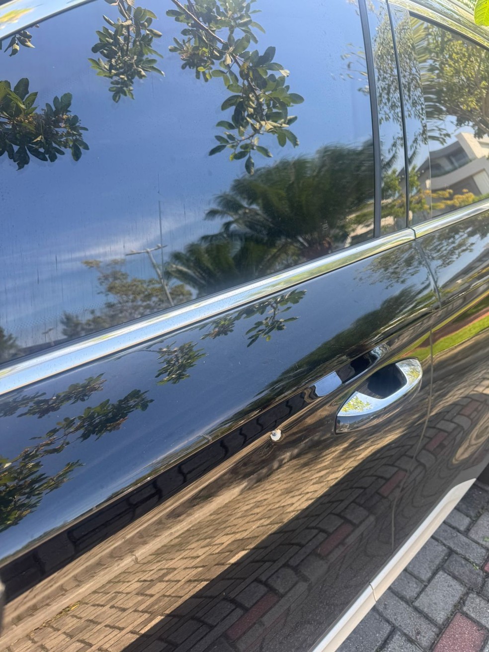 Mais um tiro no carro de Rossi — Foto: Reprodução