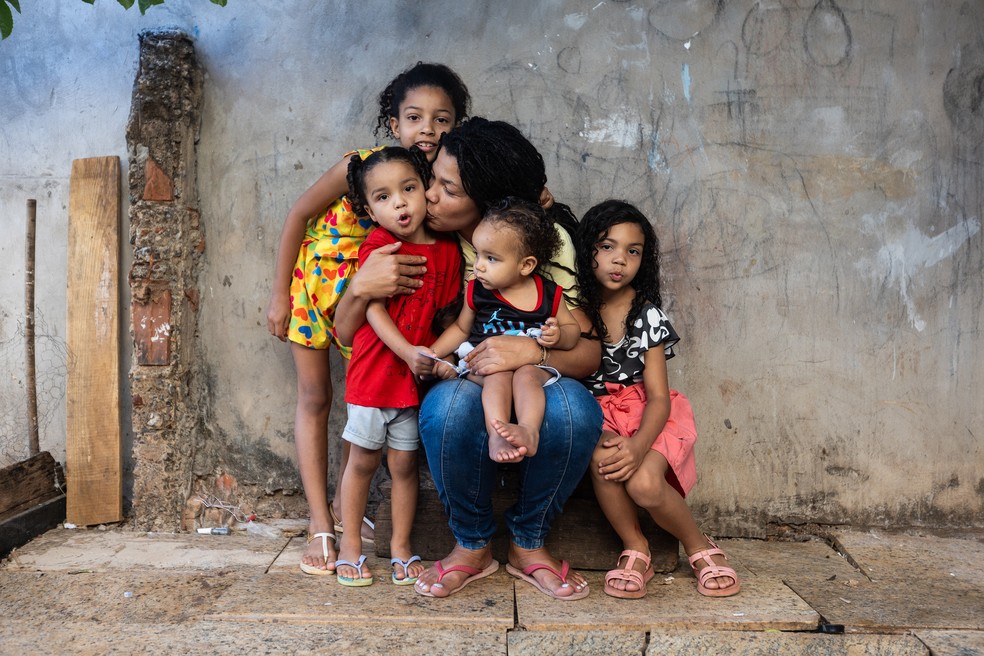 Criando os filhos. Joana Darc da Cruz e suas três meninas, Maria Clara, Ana Cecília, Aylla Manuela, e o menino Theo Gabriel — Foto: Brenno Carvalho/Agência O GLOBO