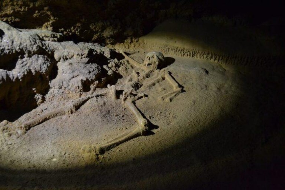 O esqueleto conhecido como Crystal Maiden (a "Donzela de Cristal"), uma das ossadas humanas que indicam que a caverna Actun Tunichil Muknal, em Belize, era usada para rituais de sacrifício da civilização maia — Foto: Divulgação / Travel Belize