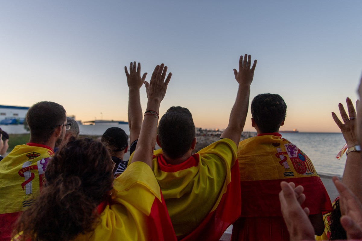 Espanha pede ajuda à UE para triagem de 5.000 migrantes em Ceuta após chamas de protestos consumirem território - QTU Questões do Universo