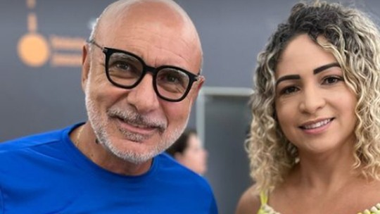 Acusado de operar 'rachadinha', Queiroz aparece como garoto-propaganda para divulgar negócio da mulher
