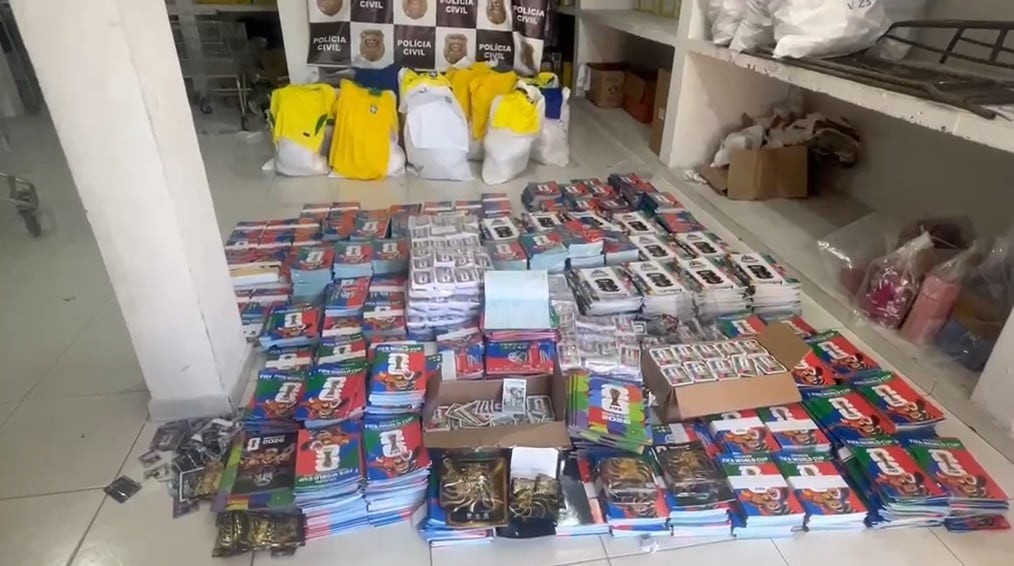 Deic apreende 2 mil camisas falsas da Copa e 85 mil figurinhas piratas em SP