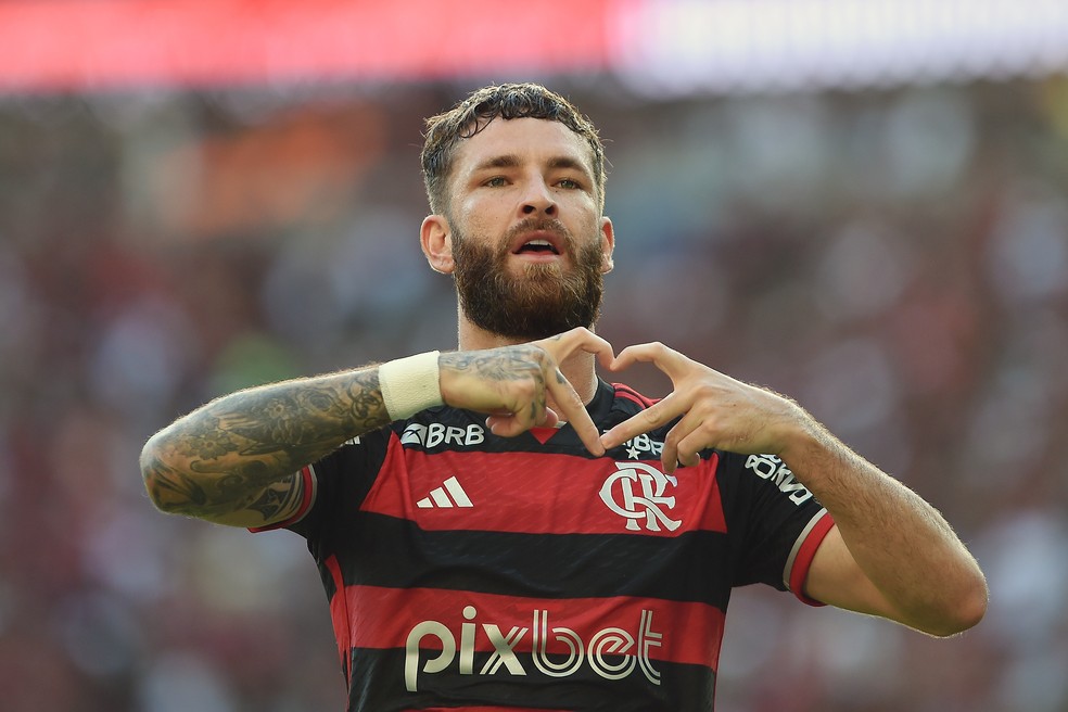 Léo Pereira comemora gol com coração para a namorada, Karoline Lima — Foto: Alexandre Durão/Zimel Press/Agência O Globo