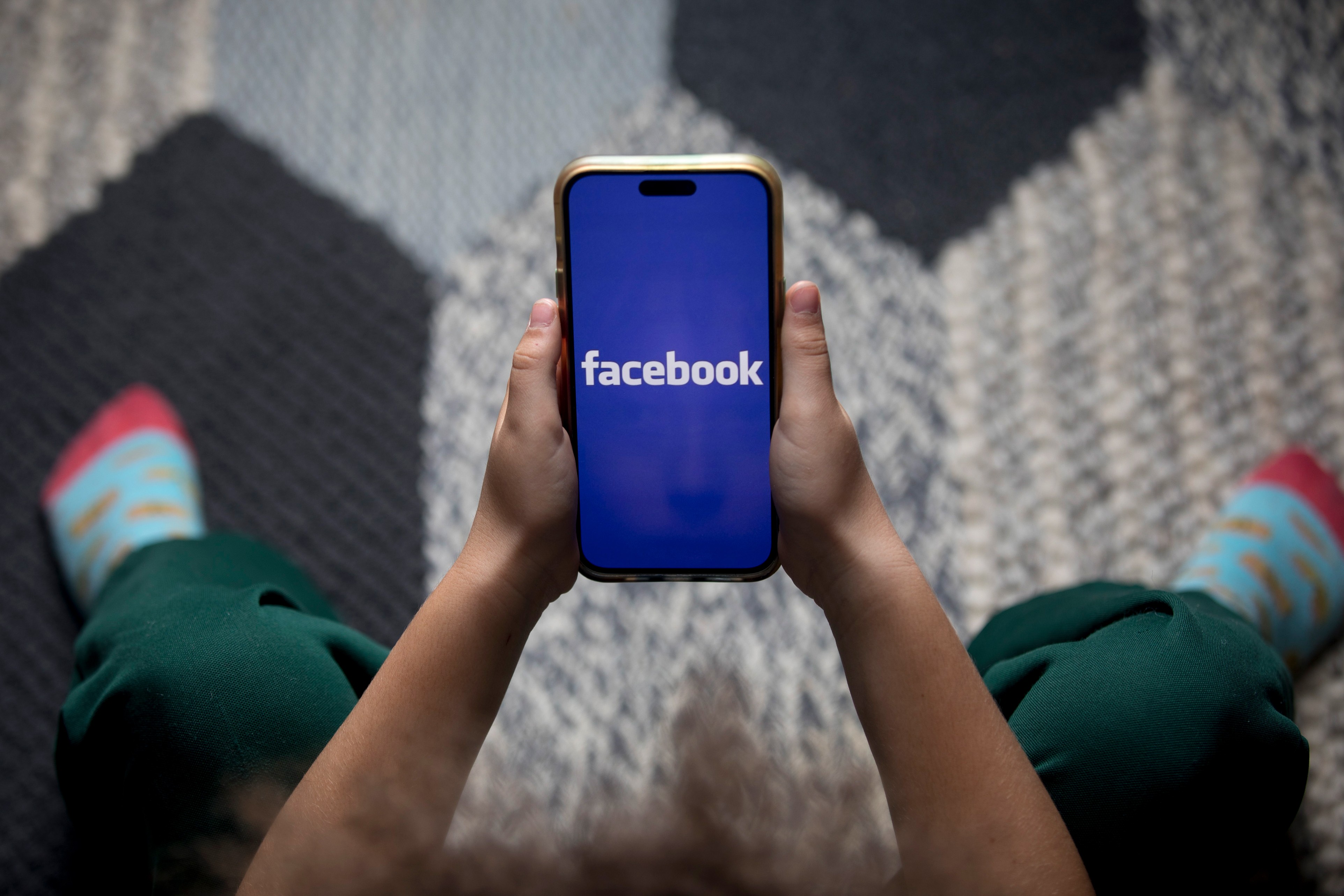 UE acusa Meta de usar design 'viciante' no Instagram e no Facebook e de violar lei digital do bloco