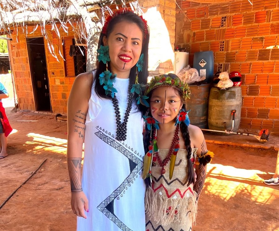 Luna Terena com a mãe, Simone Terena