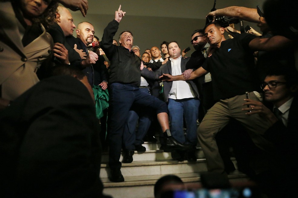 O ex-presidente Jair Bolsonaro exibe tornozeleira eletrônica na Câmara dos Deputados — Foto: Cristiano Mariz