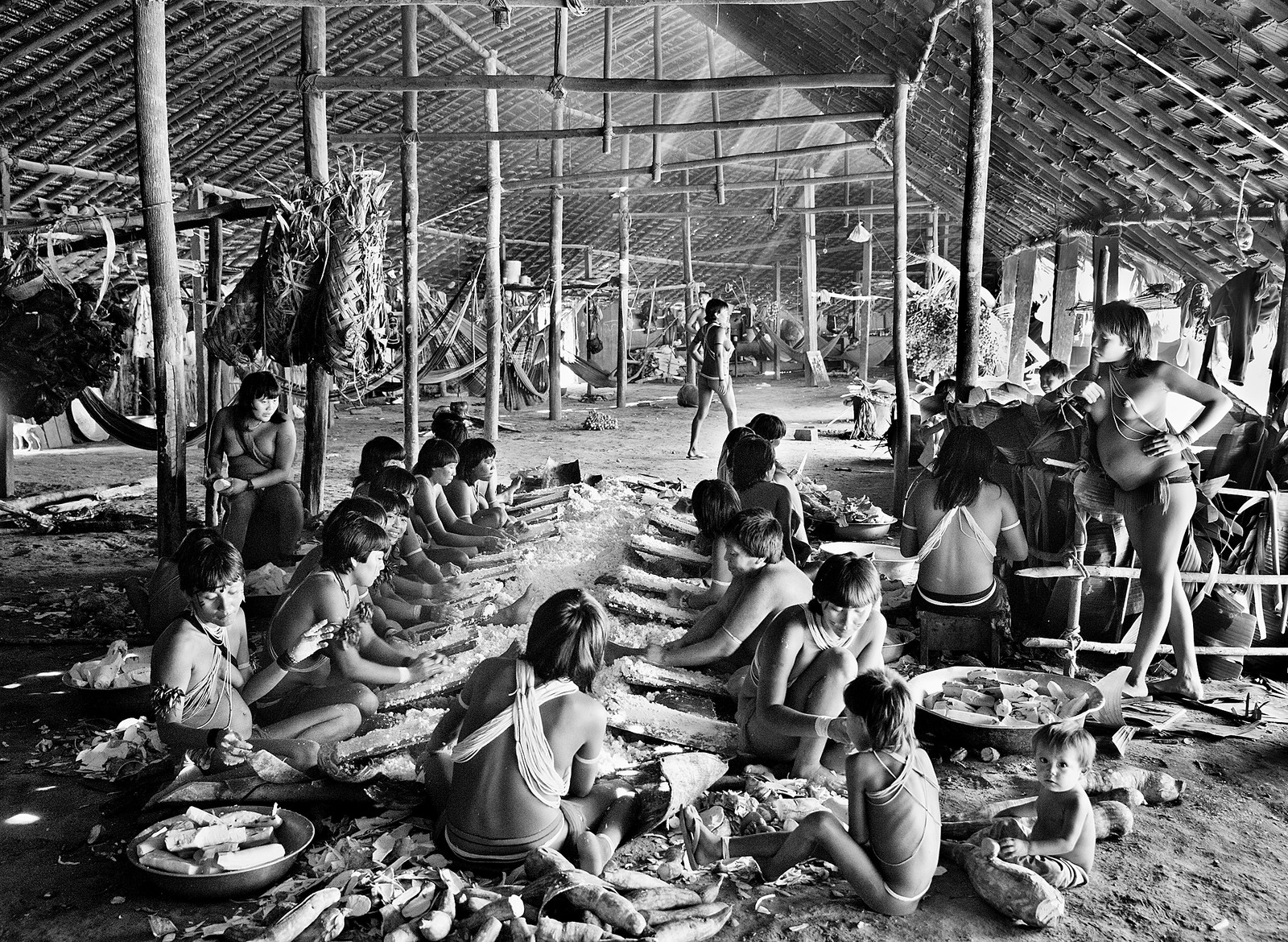 Registro de Sebastião Salgado da etnia ianomâmi, na Amazônia, em 2014 — Foto: Agência O Globo/Sebastião Salgado