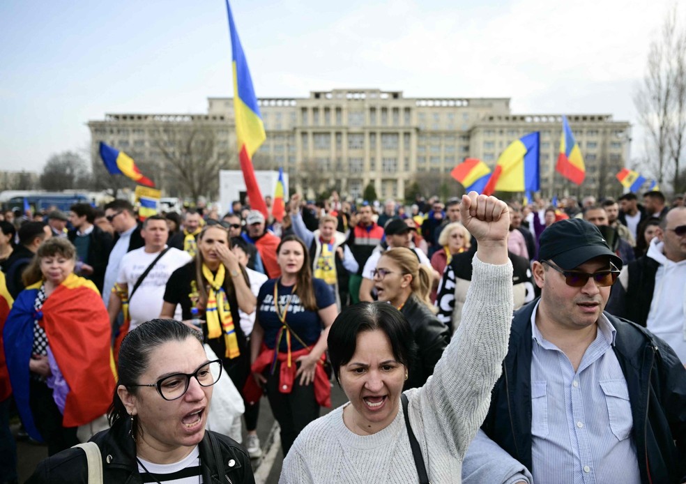 Apoiadores de Calin Georgescu protestam contra a inabilita&ccedil;&atilde;o de sua candidatura do lado de fora da Corte Constitucional da Rom&ecirc;nia &mdash; Foto: AFP