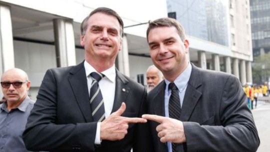 Flávio Bolsonaro diz que julgamento de golpistas prepara terreno para condenação do pai