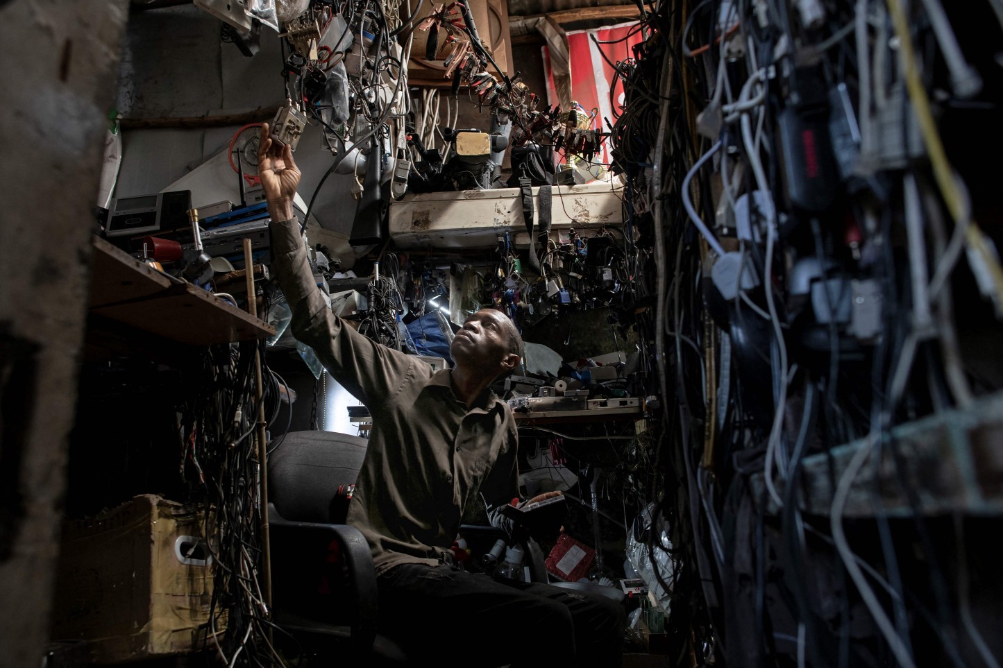 David Gathu em seu laboratório em Nairóbi — Foto: Tony KARUMBA / AFP