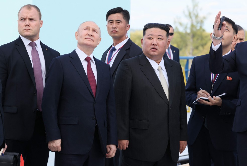 Putin e Kim prometeram aprofundamento na relação entre Coreia do Norte e Rússia — Foto: Mikhail Metzel/AFP