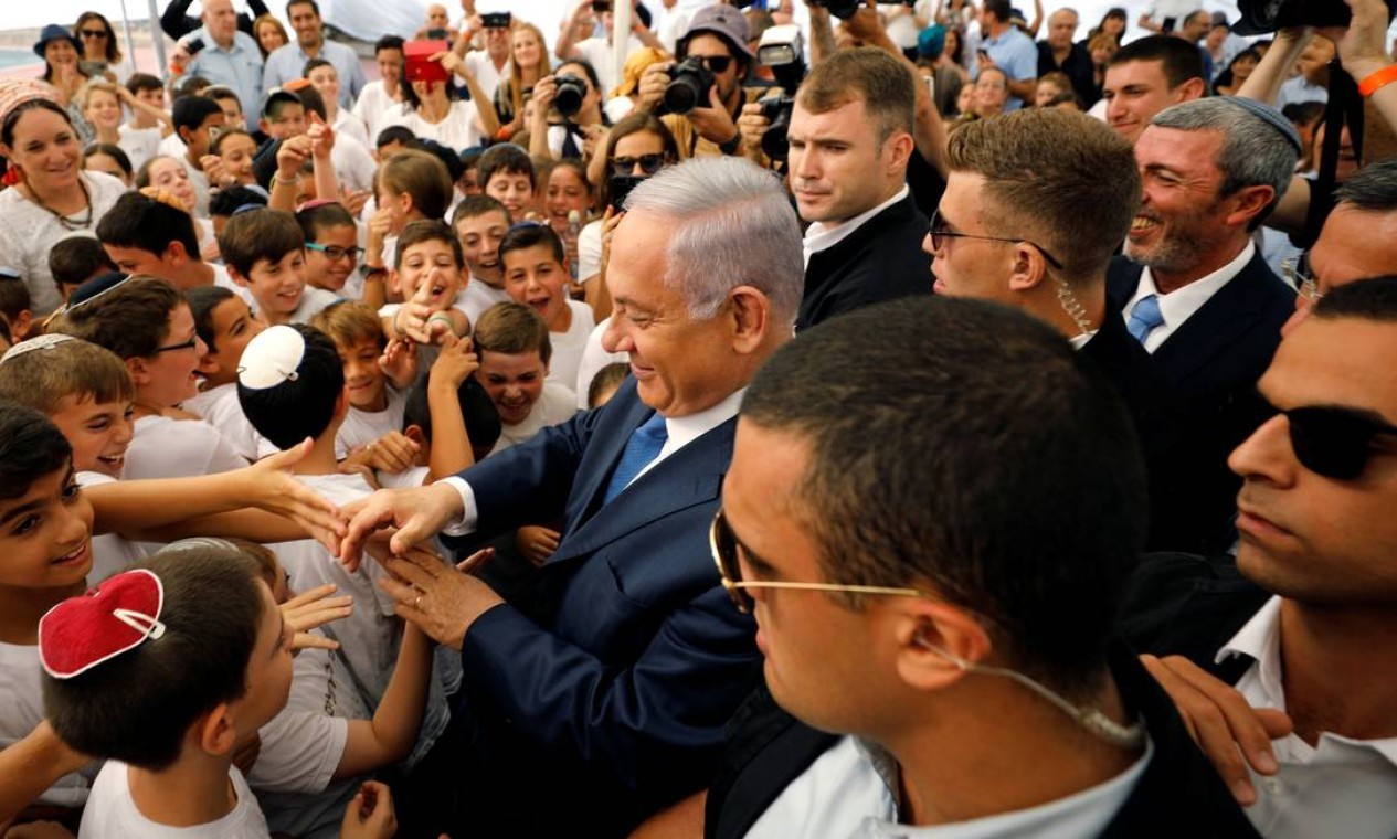 O primeiro-ministro israelense em visita ao assentamento judaico de Elkana, na Cisjordânia.  — Foto: AMIR COHEN / REUTERS