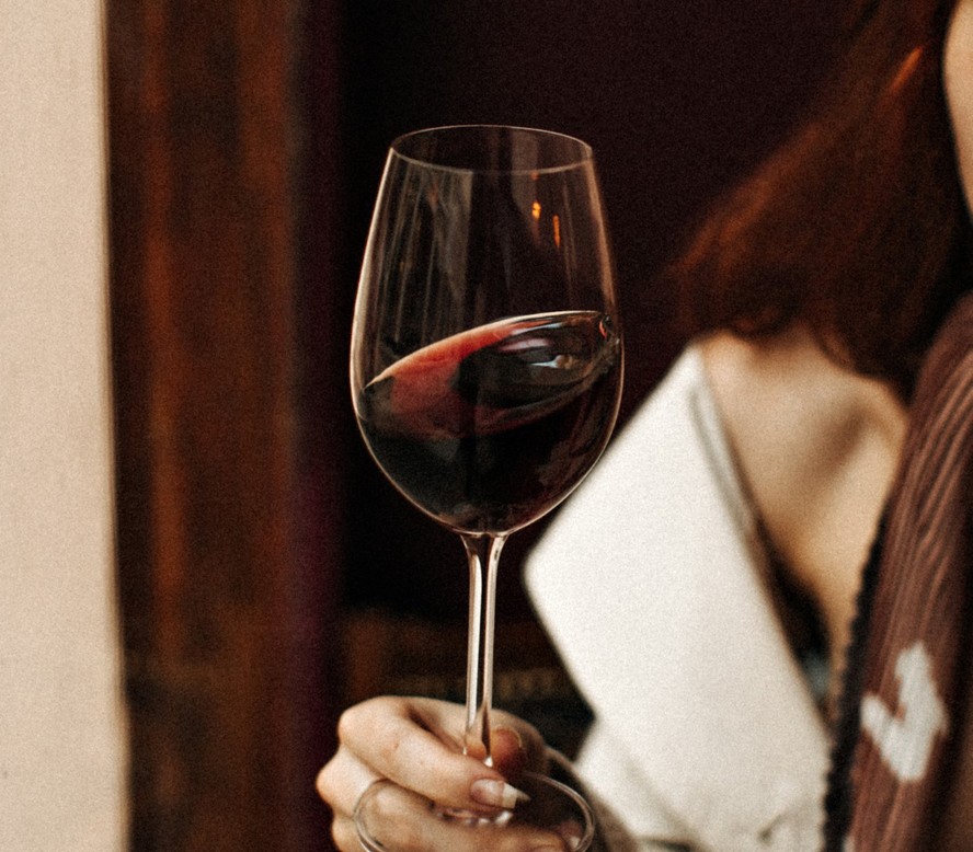 Muitos optam por tomar uma taça de vinho para relaxar.