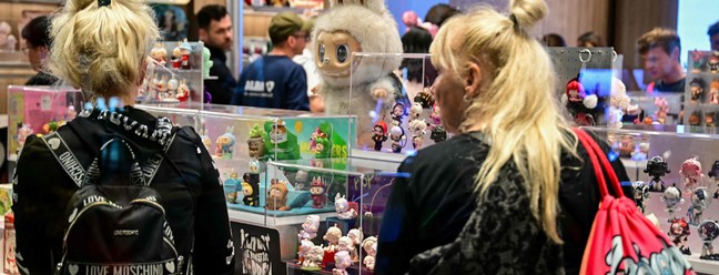 China desarticula organização criminosa que vendia bonecas Labubu falsificadas — Foto: Tobias Schwarz/AFP