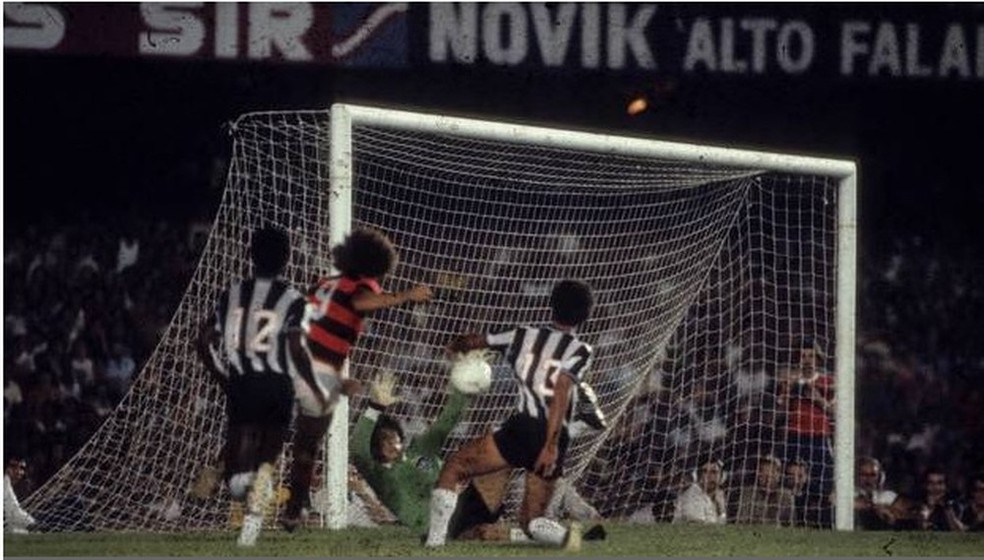 Nunes finaliza para marcar o gol que deu o primeiro título nacional ao Flamengo — Foto: Agência O Globo