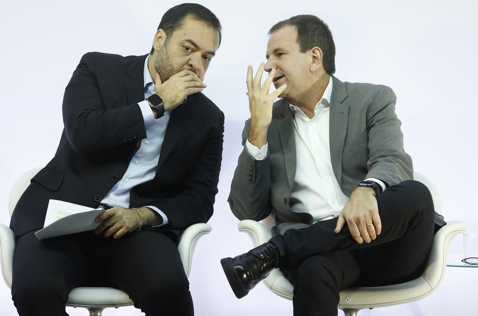 Castro e Paes conversam durante evento "Reage, Rio" sobre aeroportos — Foto: Ana Branco