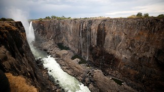 Alimentadas pelo rio Zambezi, as Victoria Falls (Cataratas de Vitória), na fronteira entre Zâmbia e Zimbábue, no Sul da África, enfrentaram, em 2019, a pior seca já registrada na região em um século. A paisagem, antes marcada pela queda d'água de tirar o fôlego, se tranfromou num grande abismo secoREUTERS