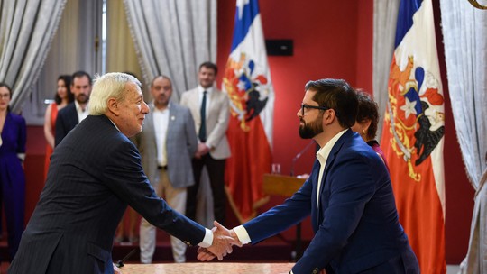 Boric renova Gabinete um ano após assumir como o presidente mais jovem do Chile