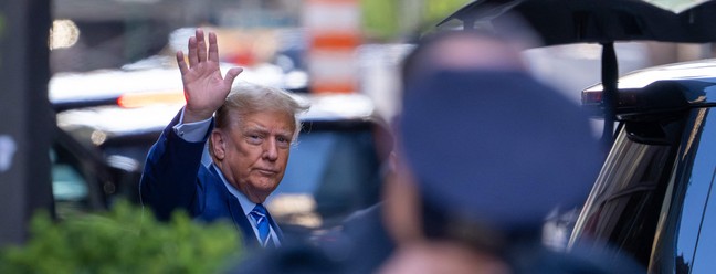 Ex-presidente Donald Trump sai da Trump Tower a caminho do Tribunal Criminal de Manhattan em 16 de abril de 2024 na cidade de Nova York — Foto: David Dee Delgado / GETTY IMAGES NORTH AMERICA / Getty Images via AFP