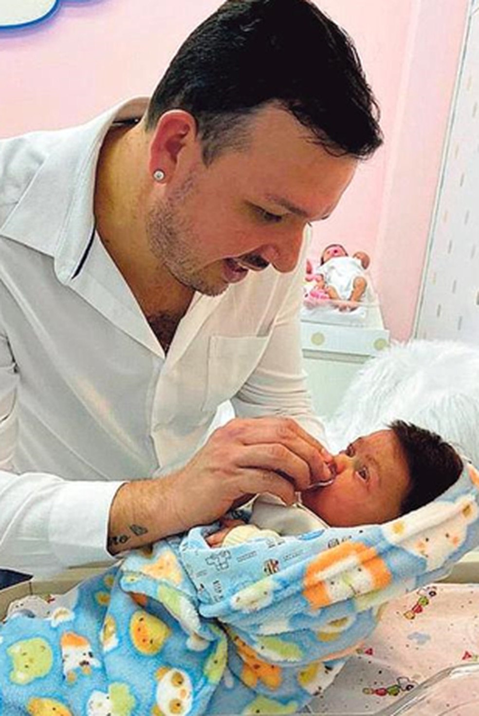Cléber Alves, colecionador de bonecas há 17 anos, produz conteúdo para as redes — Foto: Agência O Globo