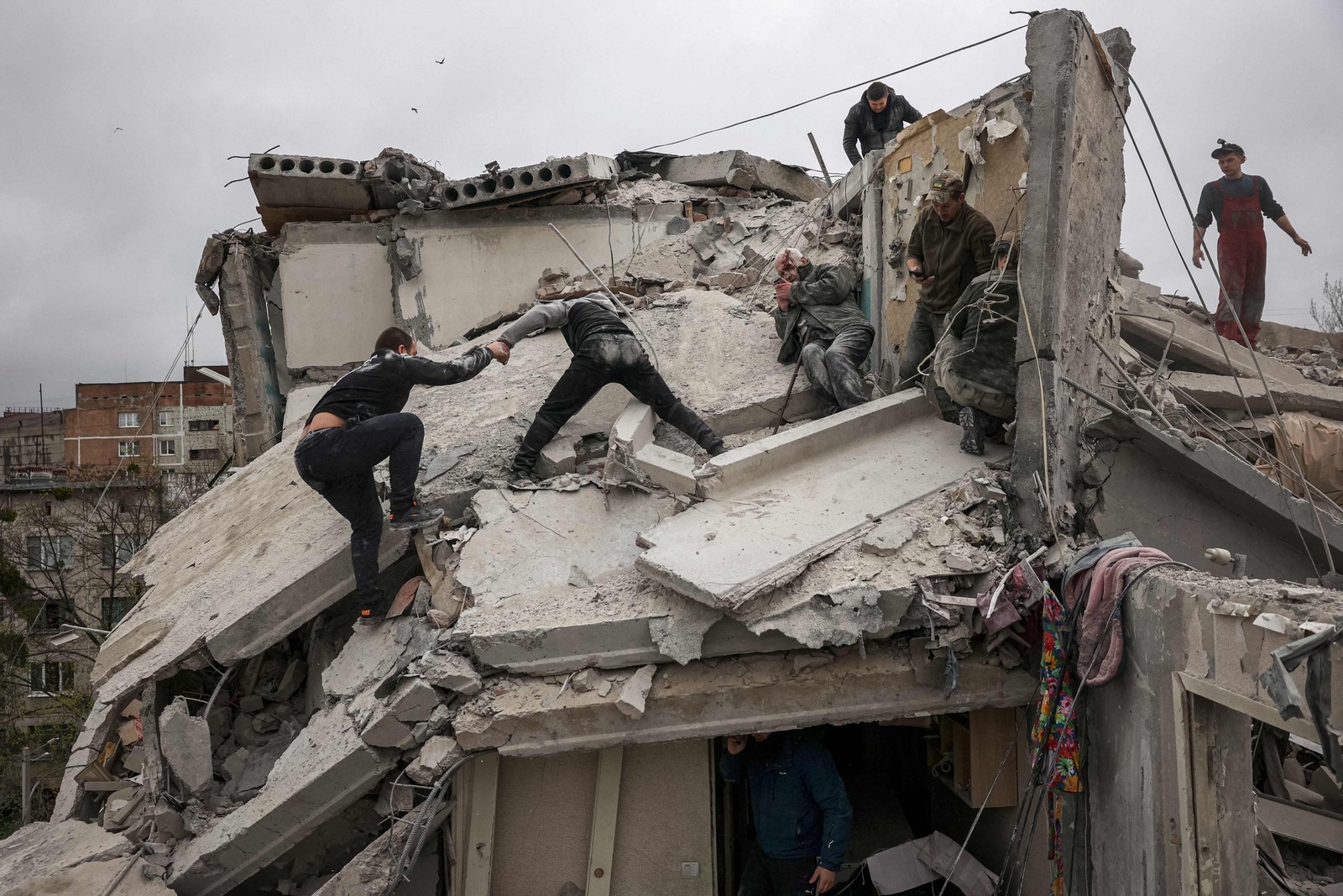 O presidente Volodymyr Zelensky criticou anteriormente a Rússia por "bombardear brutalmente" edifícios residenciais e "matar pessoas em plena luz do dia" — Foto: Anatolii Stepanov / AFP