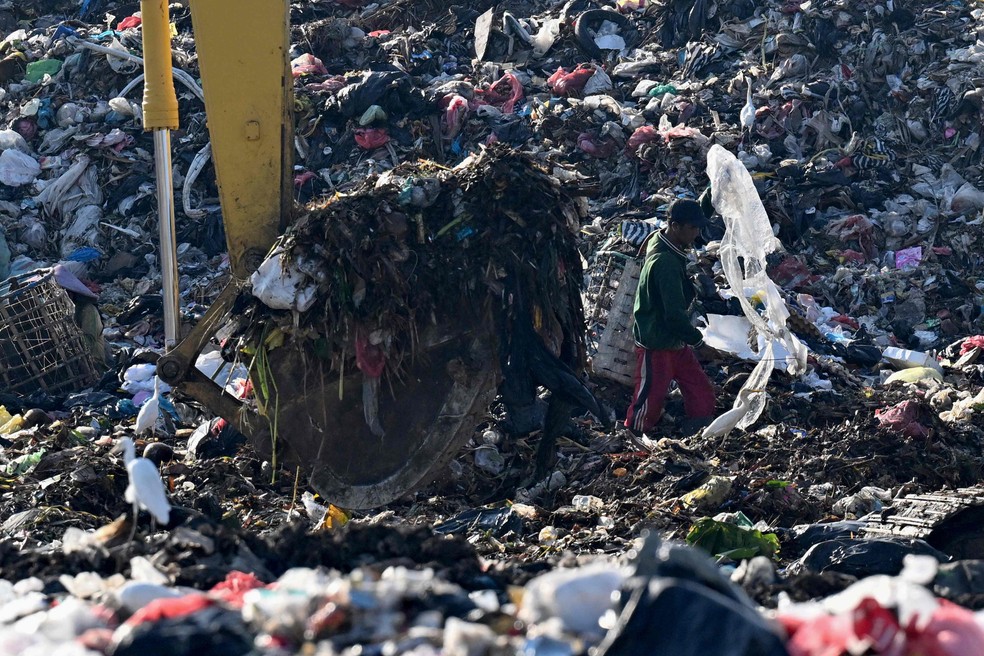 Maior aterro sanit&aacute;rio de Bali foi declarado zona proibida para res&iacute;duos org&acirc;nicos em abril, como parte do esfor&ccedil;o do governo para cumprir proibi&ccedil;&atilde;o de lix&otilde;es a c&eacute;u aberto &mdash; Foto: Sonny Tumbelaka/AFP