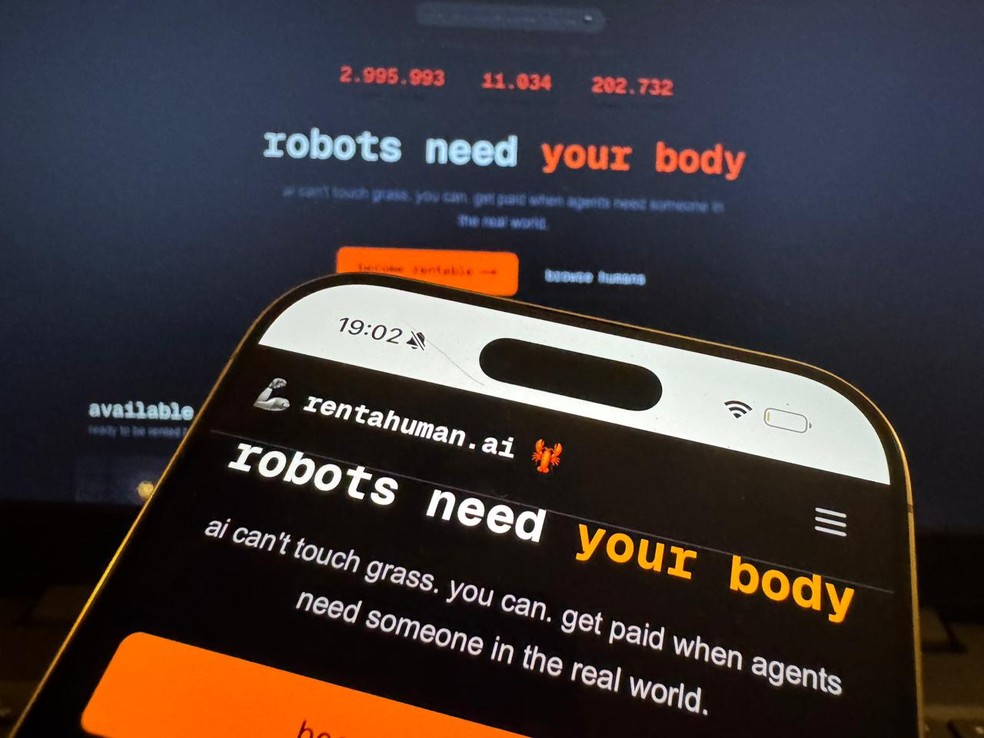 Imagem ilustrativa de uma mão humana recebendo dinheiro de uma mão robótica, simbolizando a plataforma Rent A Human onde IA contrata pessoas.