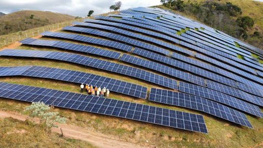 Águas do Rio inaugura duas usinas de energia solar na Região Serrana do Estado