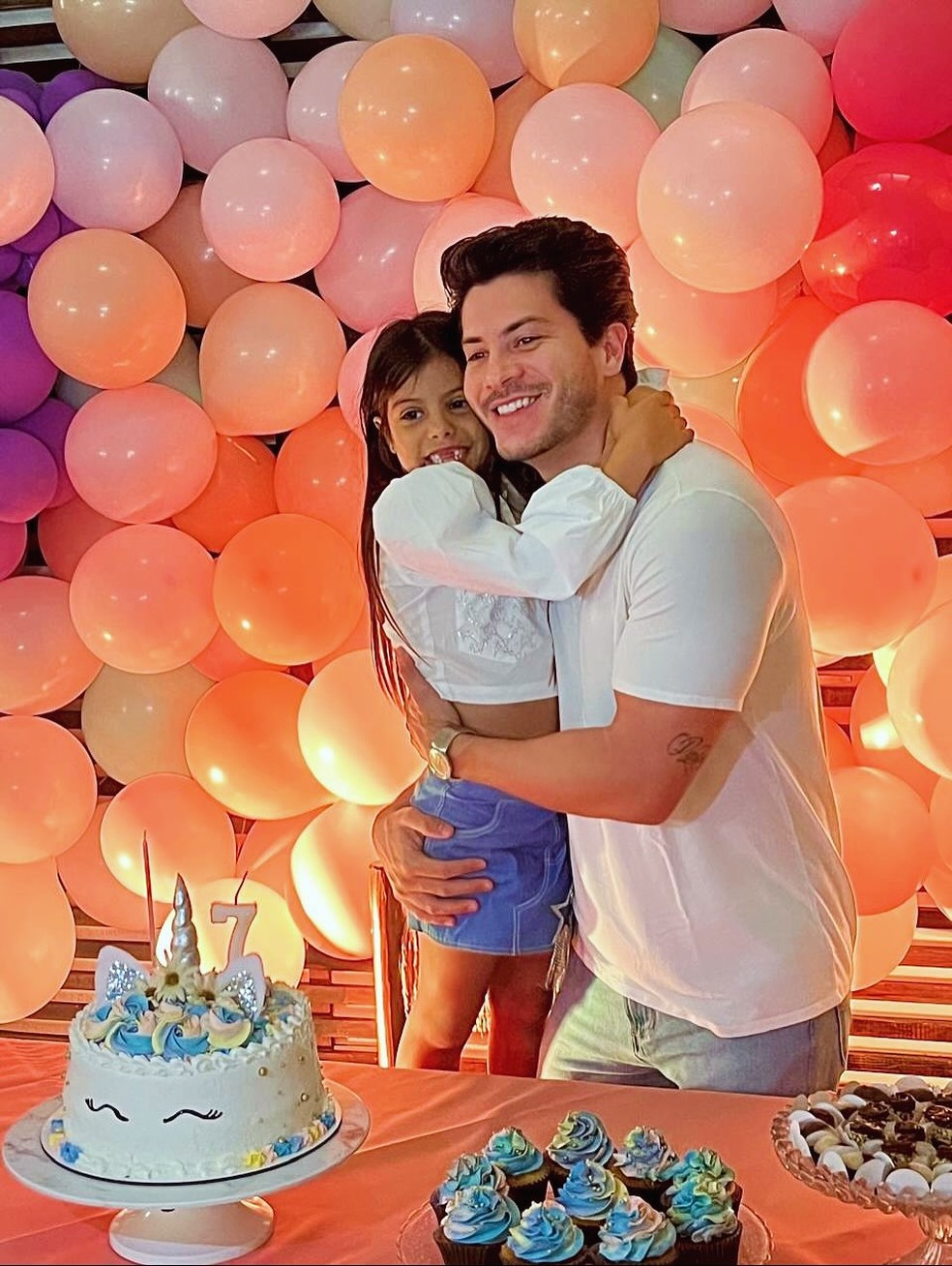 Arthur Aguiar parabenizou a filha, Sophia, e mostrou detalhes da festa da pequena — Foto: Reprodução Instagram
