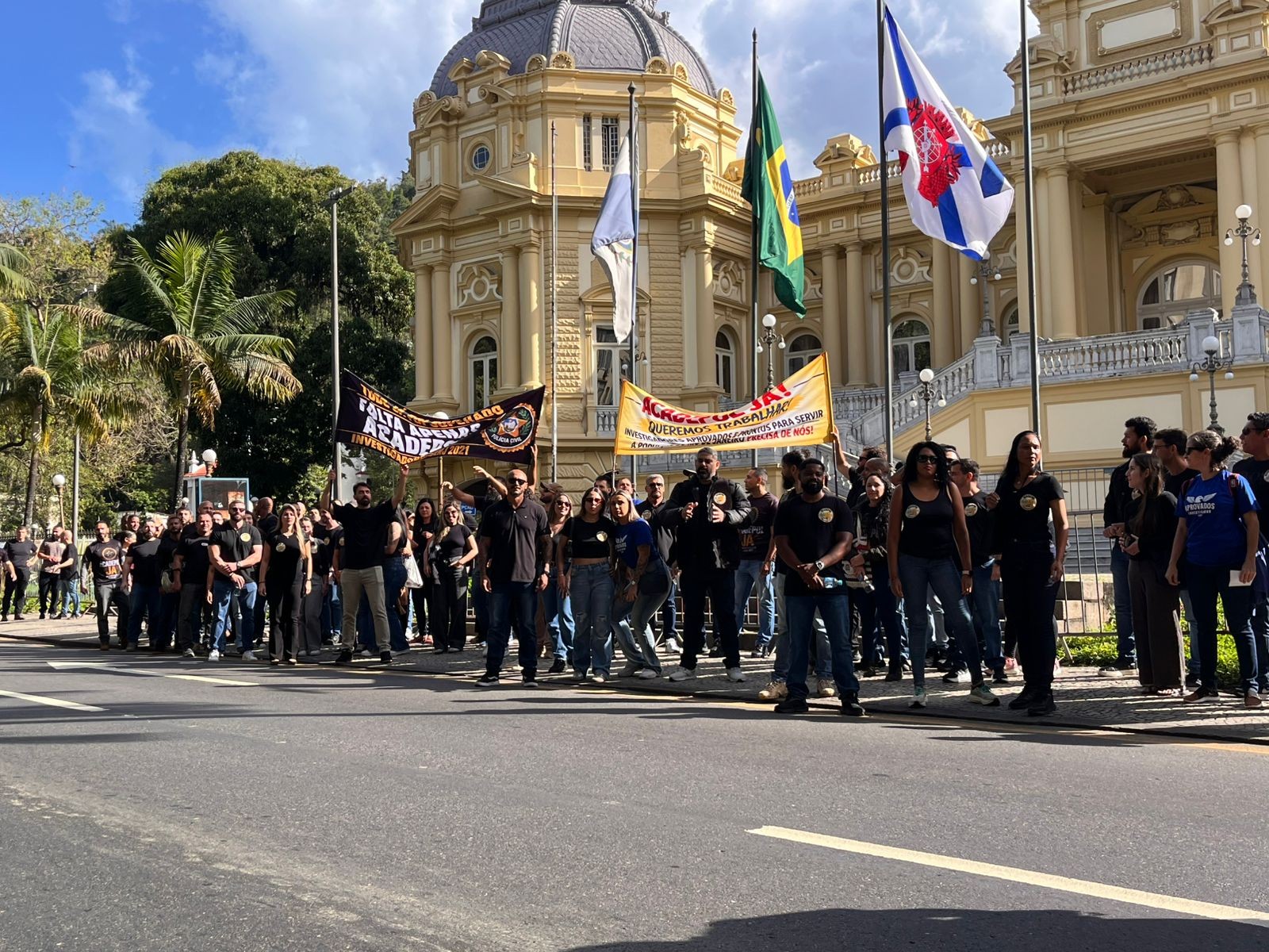 Após protesto, aprovados da Polícia Civil são recebidos pelo governador e esperam resposta sobre convocação - QTU Questões do Universo