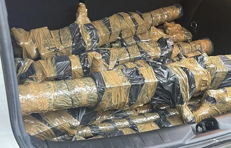 Pol&iacute;cia recupera em &aacute;rea de tr&aacute;fico na Zona Oeste do Rio oito metralhadoras  desviadas do Ex&eacute;rcito em S&atilde;o Paulo