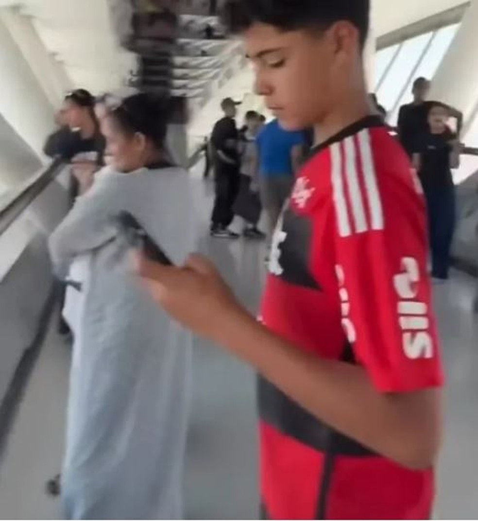 Cristiano Ronaldo Júnior, filho de Cristiano Ronaldo, é filmado usando a camisa do Flamengo na Kingdom Tower, na Arábia Saudita — Foto: reprodução