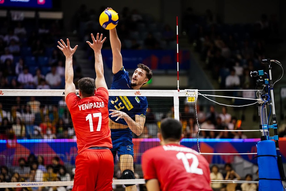 Arthur Bento, ponteiro da seleção brasileira de vôlei, durante a VNL: posição tem cinco atletas para o Mundial — Foto: Divulgação FIVB