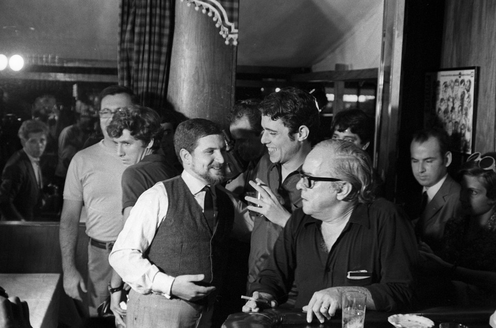 Bar Antonio’s. Chico Buarque e Vinicius de Moraes em 1970 na casa na Rua Bartolomeu Mitre 297 — Foto: Arquivo/20-3-1970