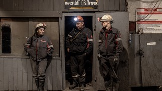 Uma geóloga espera com seus colegas para pegar um elevador de volta à superfície de uma mina perto da cidade de Pokrovsk, na região de Donetsk, no leste da Ucrânia — Foto: Finbarr O'Reilly/The New York Times