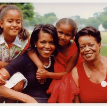 Robinson Women: Michelle, in a book photo, with her daughters and mother, Marian — Photo: Disclosure