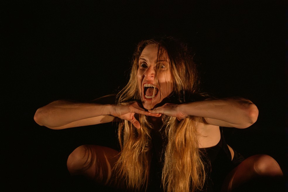 Carolina Ferman no solo "Fera", em cartaz no Poeirinha — Foto: Levi Meireles