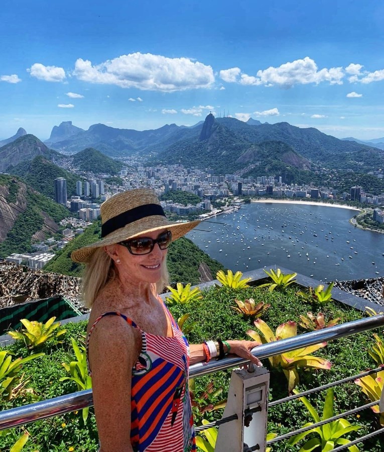 A embaixadora americana Elizabeth Frawley Bagley em visita ao Rio — Foto: Reprodução/Twitter