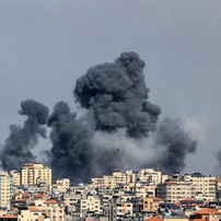 Fumaça sobe sobre a Cidade de Gaza em 7 de outubro de 2023 durante ataques aéreos israelenses — Foto: MAHMUD HAMS / AFP 