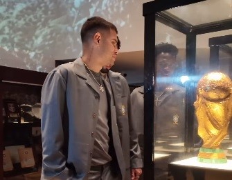 Jogadores da seleção visitam museu da CBF antes de embarque para a Copa do Mundo
