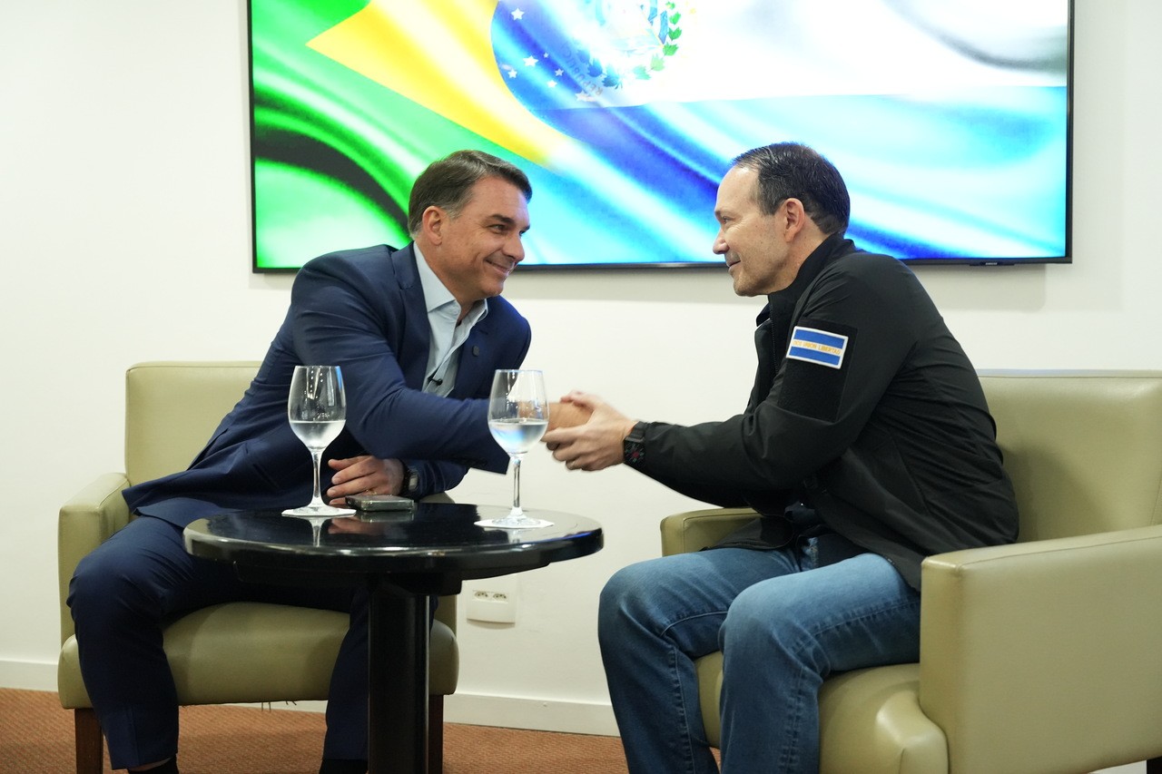 Ministro de segurança de El Salvador exalta regime de Bukele e critica ‘pseudo-defensores’ de direitos humanos - QTU Questões do Universo