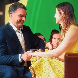 Aliados querem ampliar papel de mulher de Flávio em campanha após desempenho em convenção, mas evitam comparação com Michelle