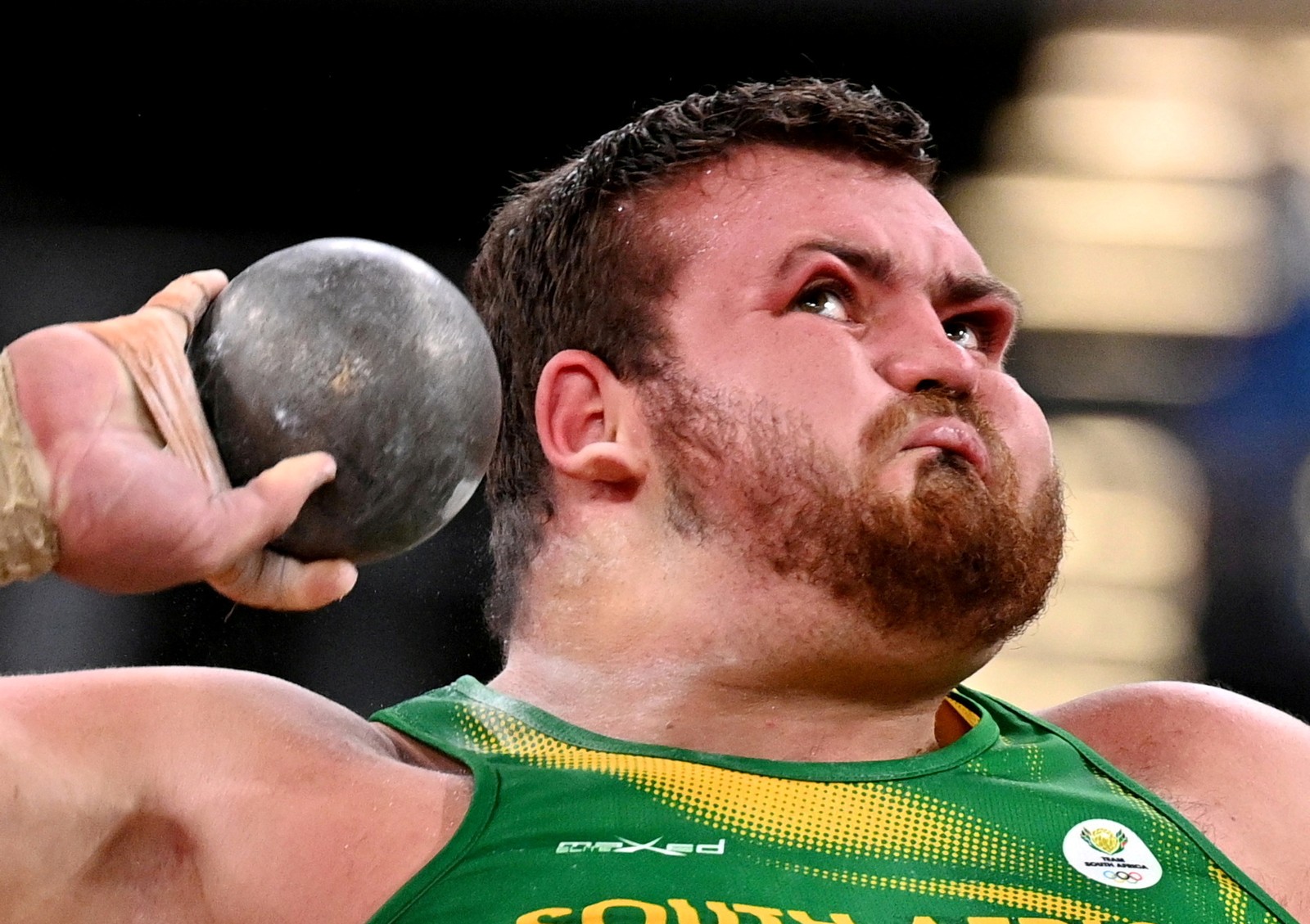 Força da rotação para o arremesso de peso chega a deformar o semblante do atleta Kyle Blignaut, da África do SulREUTERS