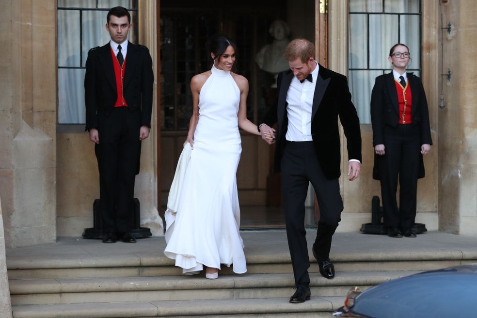 Meghan e Harry, de vestido Stella McCartney, chegam para as comemorações noturnas — Foto: Getty Images
