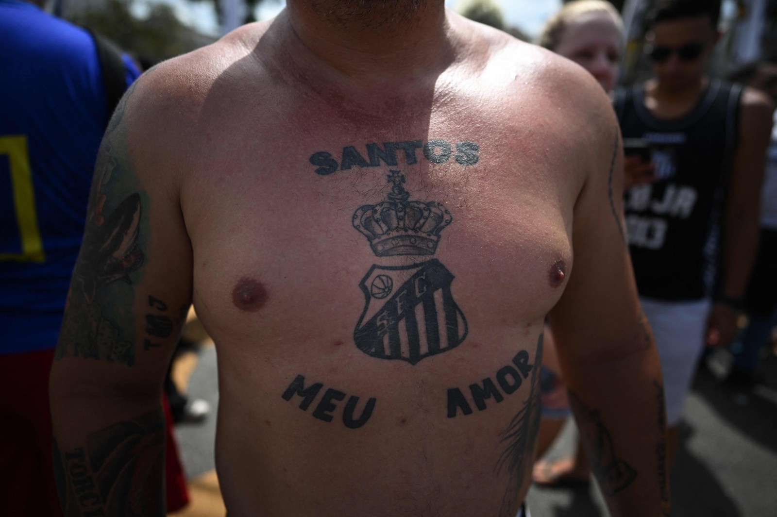 Torcedor do Santos com tatuagem do brasão do clube acompanha o cortejo de Pelé nesta terça-feira (03) — Foto: Carl de Souza / AFP