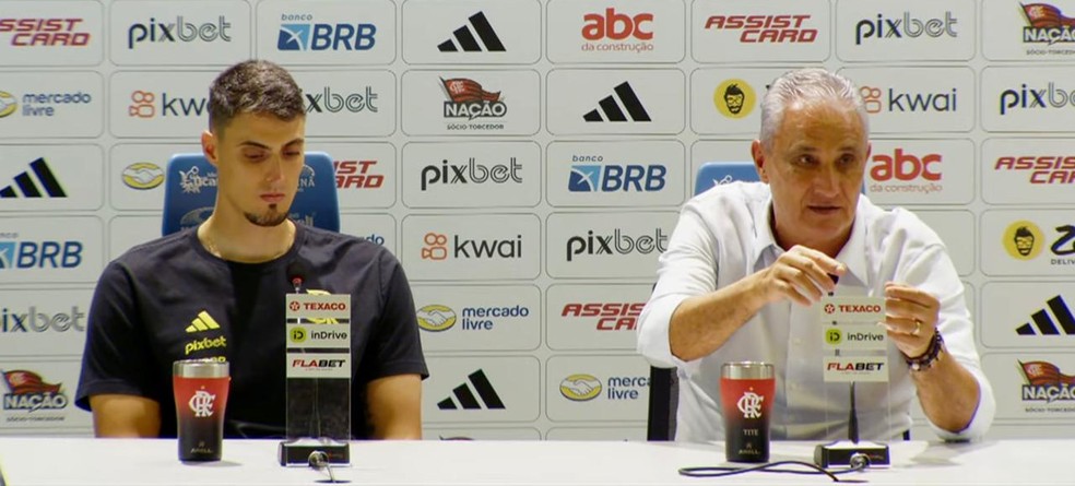 Tite com seu filho e auxiliar Matheus Bachi na entrevista coletiva após o empate contra o Vasco — Foto: Reprodução