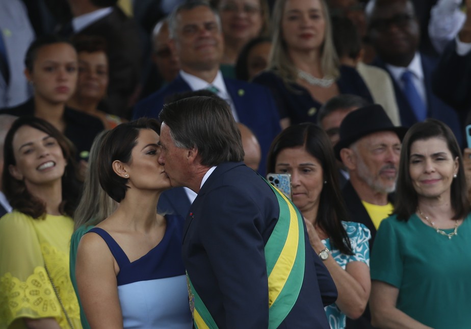 Primeira-dama Michelle Bolsonaro se diverte e participa de corrida