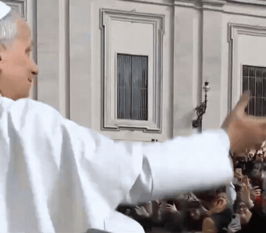 Papa Leão XIV pega camisa do Flamengo durante audiência no Vaticano e saúda brasileiros na Praça São Pedro