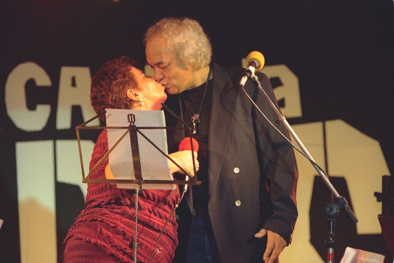 Nanba Caymmi dá um beijo em Erasmo Carlos, com quem gravou uma parceria no CD 'A casa da bossa nova' — Foto: Ricardo Leoni / O Globo