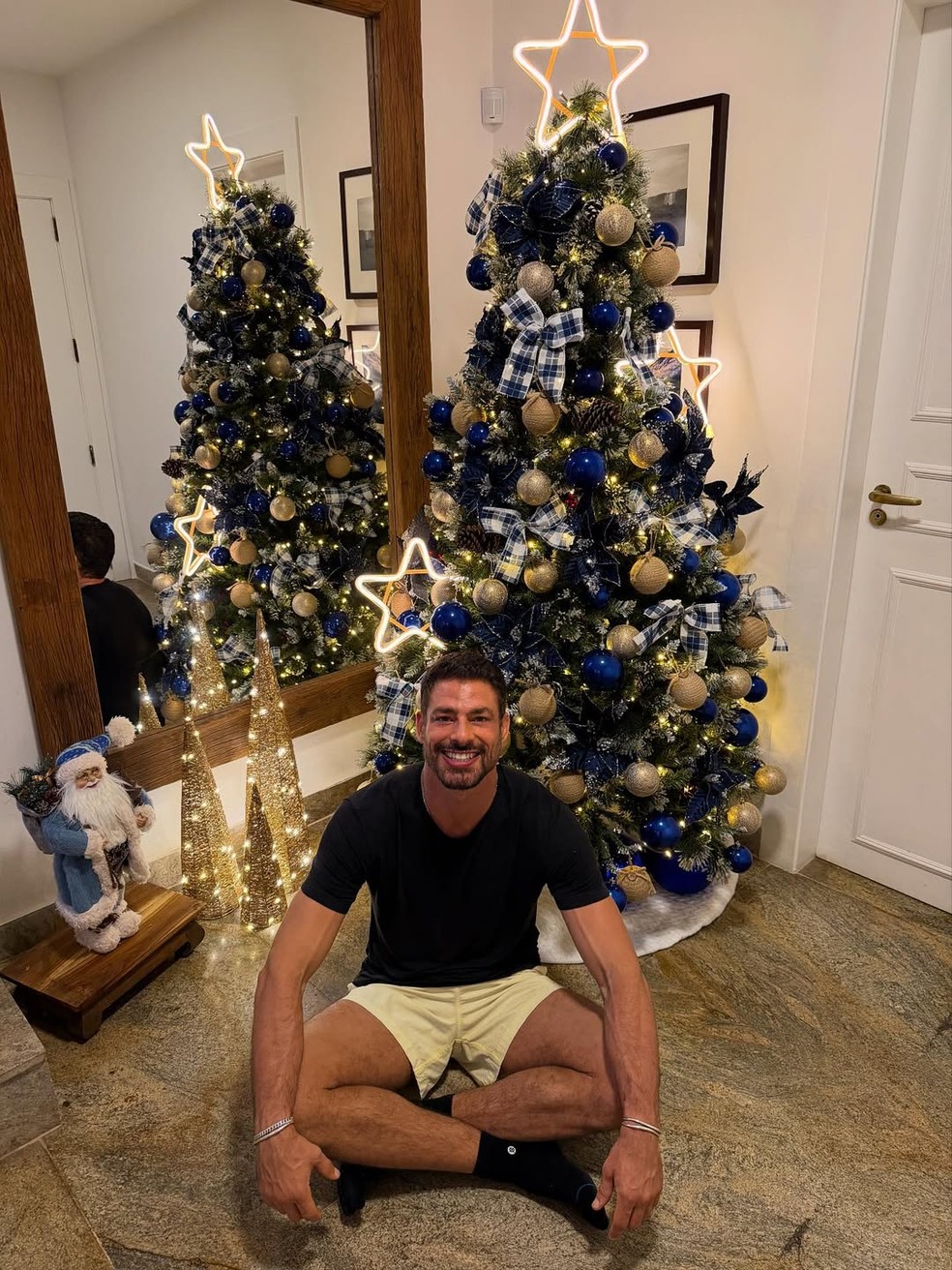 Cauã Reymond with his Christmas tree at his home in Joá — Photo: Reproduction/Instagram/@cauareymond